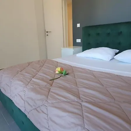 Seaside Escape Solid Mamaia